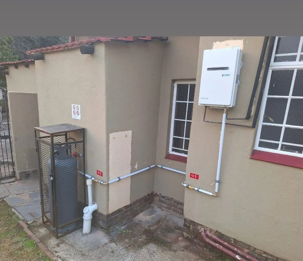 Gas geyser installation with safe cylinder bay